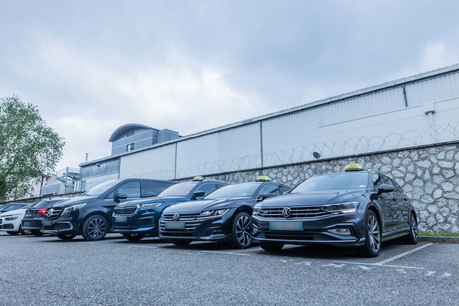 Annécienne de Taxis et Transports dispose de 2 taxis, un 4x4 et d'un Van Mercedes